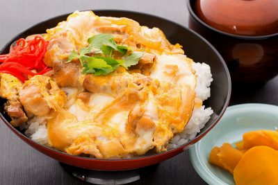 親子丼(漬物・お椀付き)870円